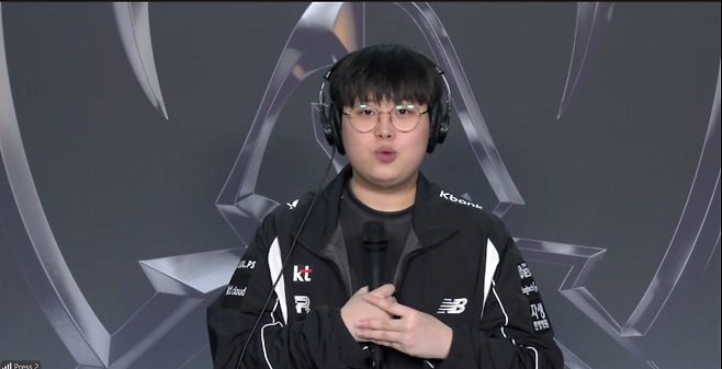 ‘피터’ 정윤수가 1일 중국 상하이 메르세데스 벤츠 아레나에서 열린 ‘2025 월드 챔피언십(롤드컵)’ 4강 젠지와 경기가 끝난 후 쿠키뉴스와 화상 인터뷰에 임하고 있다. 송한석 기자