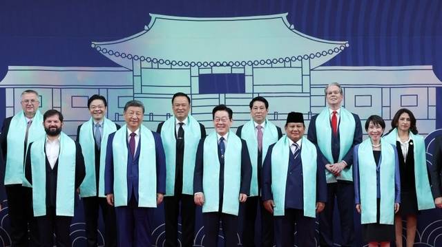 이재명 대통령이 1일 경주화백컨벤션센터(HICO)에서 열린 2025 아시아태평양경제협력체(APEC)에 참석한 각국 정상들과 기념촬영을 하고 있다.앞줄 왼쪽부터 가브리엘 보리치 칠레 대통령, 시진핑 중국 국가주석, 이 대통령, 프라보워 수비안토 인도네시아 대통령, 다카이치 사나에 일본 총리.뒷줄 왼쪽부터 알렉세이 오베르추크 러시아 국제부총리, 로런스 웡 싱가포르 총리, 아누틴 찬위라꾼 태국 총리, 르엉 끄엉 베트남 국가주석, 스콧 베선트 미국 재무장관, 테레사 메라 페루 통상관광부 장관. 연합뉴스