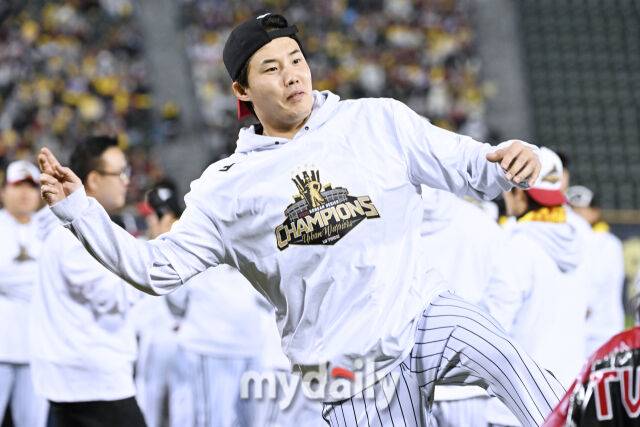 1일 서울 잠실야구장에서 열린 프로야구 LG 트윈스의 2025 한국시리즈 우승 세리머니 팬 감사 행사 '더 리턴 오브 챔피언스'(The Return of Champions)'.임찬규가 경기 장면을 재연하고 있다./잠실=한혁승 기자