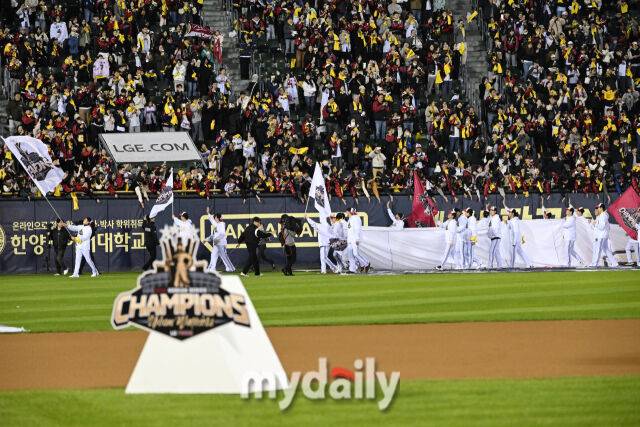 1일 서울 잠실야구장에서 열린 프로야구 LG 트윈스의 2025 한국시리즈 우승 세리머니 팬 감사 행사 '더 리턴 오브 챔피언스'(The Return of Champions)'.LG 선수들이 그라운드를 돌며 인사를 하고 있다./잠실=한혁승 기자