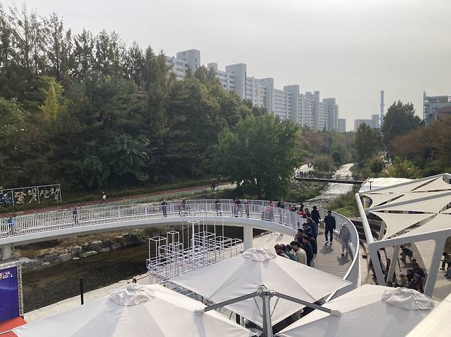당현마루에 설치된 달빛 브릿지. 손인규 기자