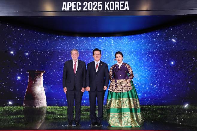 이재명 대통령 부부, 칠레 외교부 장관 영접 (경주=연합뉴스) 특별취재단 = 이재명 대통령과 김혜경 여사가 31일 경북 경주시 라한셀렉트호텔에서 열린 2025 아시아태평양경제협력체(APEC) 정상회의 갈라만찬 영접장에서 알베르토 반 클라베렌 칠레 외교부 장관을 맞이하고 있다. 2025.10.31 photo@yna.co.kr (끝) <저작권자(c) 연합뉴스, 무단 전재-재배포, AI 학습 및 활용 금지> 연합뉴스