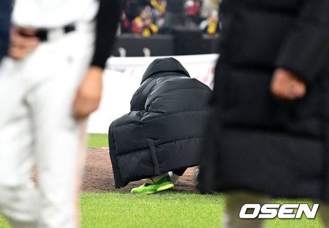 경기장을 나가는 선수단을 뒤로하고 마운드로 나가 흙을 챙기는 폰세