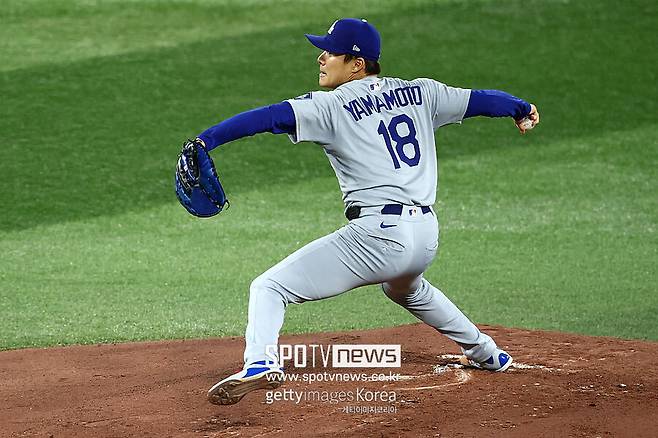 투구하는 야마모토 요시노부. 이번에도 데이브 로버츠 감독의 기대에 부응했다.
