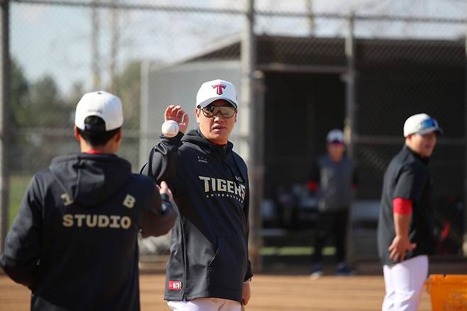 ▲ 다소간 모호한 보직에서 벗어나 2026년 타격 파트를 책임지는 김주찬 코치 ⓒKIA타이거즈