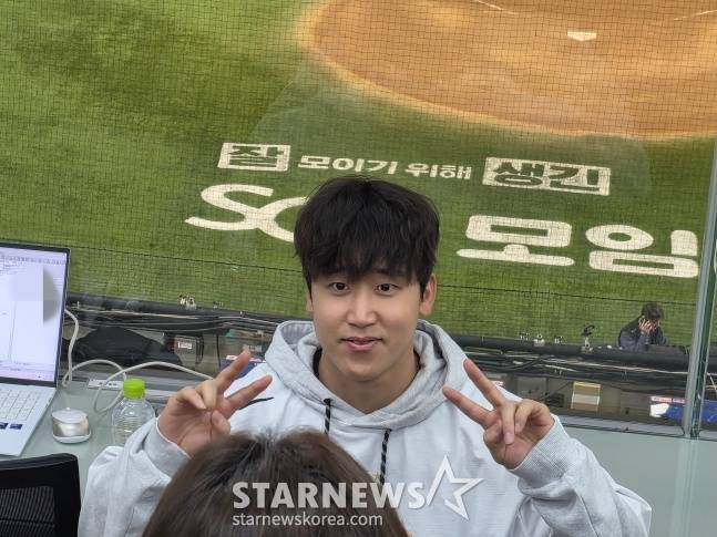 LG 구본혁이 1일 서울 잠실야구장에서 열린 2025년 한국시리즈 우승 기념 '한국시리즈 통합우승 IN 잠실' 행사를 앞두고 취재진과 인터뷰를 가지고 있다. /사진=김동윤 기자