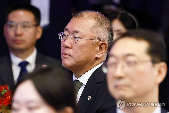 국빈만찬 참석한 정의선 현대차그룹 회장 (경주=연합뉴스) 한상균 기자 = 정의선 현대차그룹 회장이 1일 경북 경주 소노캄에서 열린 이재명 대통령 주최 시진핑 중국 국가주석을 위한 국빈만찬에 참석해 있다. 2025.11.1 xyz@yna.co.kr