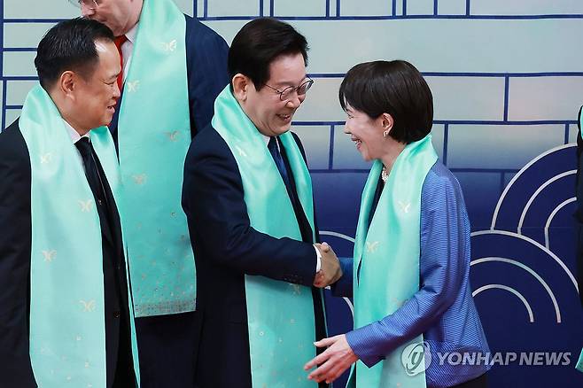 이재명 대통령, 다카이치 일본 총리와 인사 (경주=연합뉴스) 특별취재단 = 이재명 대통령이 1일 경주화백컨벤션센터(HICO)에서 열린 2025 아시아태평양경제협력체(APEC) 정상회의 기념촬영에서 다카이치 사나에 일본 총리와 인사하고 있다. 2025.11.1 photo@yna.co.kr