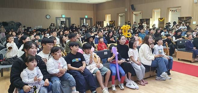 ▲ 1일 포항시 남구 포항시립포은오천도서관에서 열린 2025 대한민국 동화축제 개막식에 참석한 어린이들과 학부모들. 황영우 기자