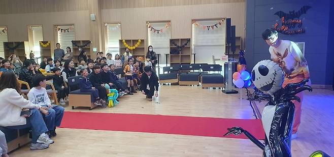 ▲ 1일 포항시 남구 포항시립포은오천도서관에서 열린 2025 대한민국 동화축제 중 유튜버 '급식왕'에 동키쌤이 먼저 아이들의 시선을 집중케 한 모습. 황영우 기자