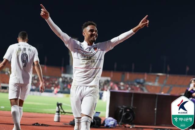 득점을 기뻐하는 포항 주닝요. 한국프로축구연맹 제공