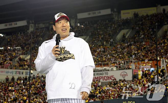 1일 서울 송파구 잠실야구장에서 열린 프로야구 LG트윈스 2025 한국시리즈 우승 세리머니 팬 감사 행사 '더 리턴 오브 챔피언스'(The Return of Champions)'에서 MVP를 수상한 김현수가 팬들에게 감사 인사를 전하고 있다. 2025.11.1/뉴스1 ⓒ News1 이호윤 기자