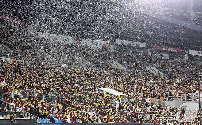 1일 서울 송파구 잠실야구장에서 열린 프로야구 LG트윈스의 2025 한국시리즈 우승 세리머니 팬 감사 행사 '더 리턴 오브 챔피언스'(The Return of Champions)'에서 팬들이 함성을 외치고 있다. 2025.11.1/뉴스1 ⓒ News1 이호윤 기자