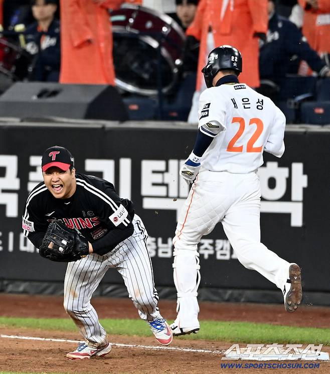 31일 대전 한화생명볼파크에서 열린 LG와 한화의 한국시리즈 5차전. LG가 승리하며 한국시리즈 우승을 차지했다. 우승의 순간 환호하는 문보경. 대전=허상욱 기자wook@sportschosun.com/2025.10.31/
