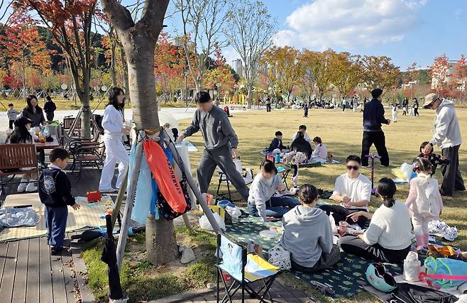 지난 1일 대전 서구 도안동 갑천생태호수공원을 찾은 시민들이 가을 햇살 아래 야외활동을 즐기고 있다. /신현종 기자