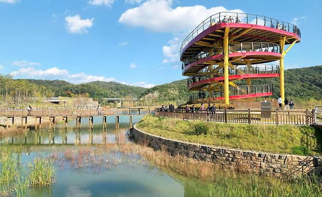 대전 서구 도안동 갑천생태호수공원을 상징하는 전망대. /신현종 기자