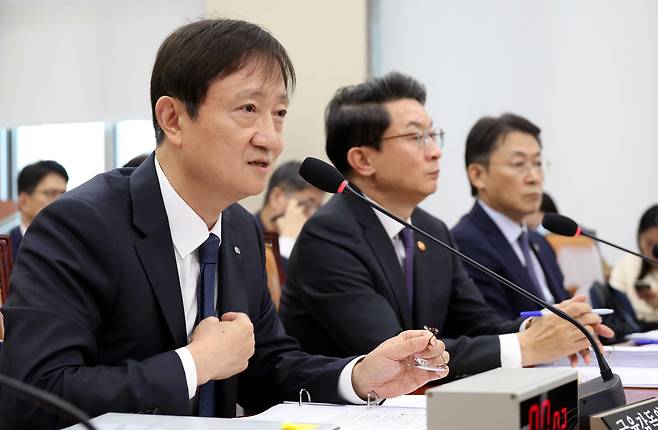 이찬진 금융감독원장이 27일 오후 서울 여의도 국회 정무위원회에서 열린 국정감사에서 강민국 국민의힘 의원의 질문에 답변하고 있다. 이 금융감독원장은 서울 강남 아파트 두 채를 보유한 다주택자 논란과 관련해 "주택 1채를 부동산에 내놓았다"며 "공직자로서 진심으로 사과드린다" 고 말했다. /뉴시스