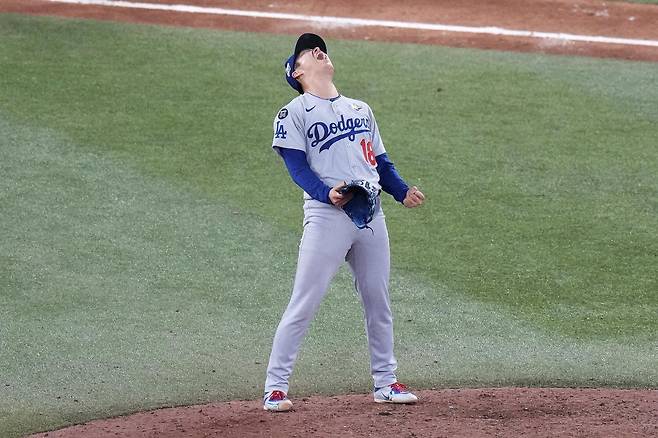 야마모토 요시노부(LA 다저스)가 2일 토론토 방문경기로 열린 미국프로야구 메이저리그 월드시리즈 7차전 연장 11회말 병살타를 유도해 팀의 1점 차(5-4) 승리를 확정한 뒤 마운드에서 포효하고 있다. 전날 6차전에 선발 등판했던 야마모토는 이날 9회말 1사 상황에 등판해 연장 11회까지 토론토 타선을 무실점으로 버티고 팀에 월드시리즈 2연패를 안겼다. 토론토=AP 뉴시스
