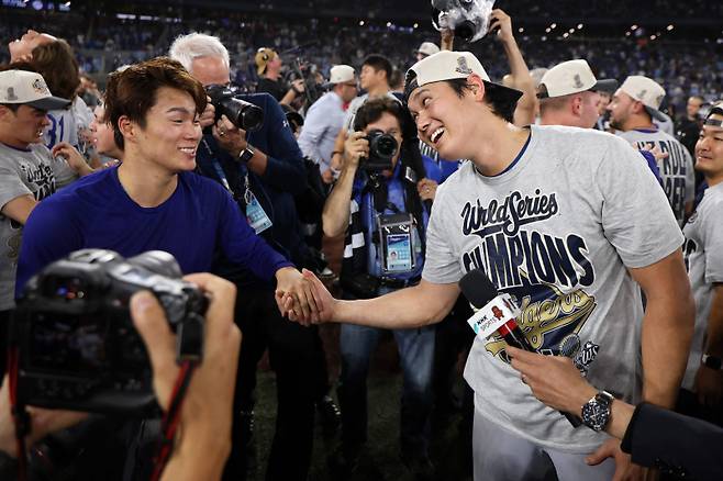<yonhap photo-6391="">오타니(오른쪽)와 야마모토가 2일(한국시간) 열린 월드시리즈 7차전에서 우승 후 서로 마주보며 기뻐하고 있다. AFP=연합뉴스</yonhap>
