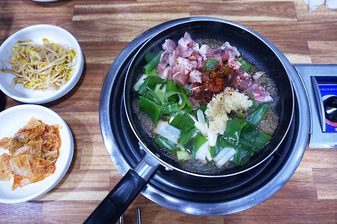 칼칼한 돼지고기찌개에 소주 한 잔. 트럼프는 평생 알지 못할 맛.