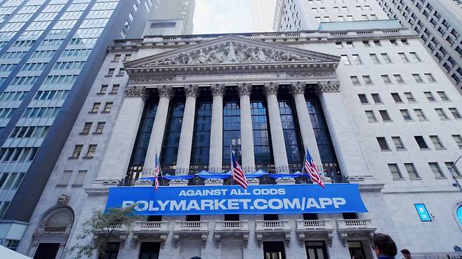 뉴욕증권거래소(NYSE)의 모회사인 인터콘티넨털 익스체인지(ICE)는 최근 예측시장 플랫폼 ‘폴리마켓’에 200억 달러를 투자했다./NYSE X