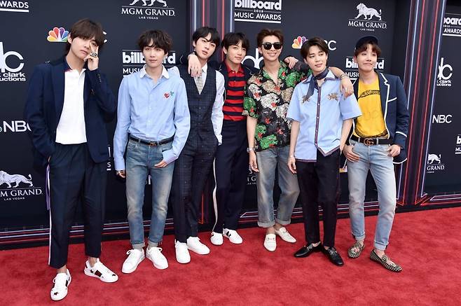 BTS는 '중소돌'의 한계를 뛰어넘기 위해 일찍부터 트위터·유튜브 등 소셜미디어로 눈을 돌렸다. /하이브