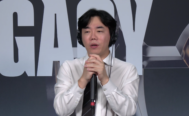 ‘옴므’ 윤성영 탑e스포츠(TES) 감독이 2일 중국 상하이 메르세데스 벤츠 아레나에서 열린 ‘2025 월드 챔피언십(롤드컵)’ 4강 T1과 경기가 끝난 뒤 쿠키뉴스와 화상 인터뷰에 임하고 있다. 김영건 기자