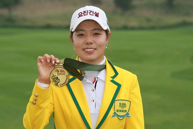 고 변현민이 2013 에쓰오일 챔피언십에서 우승을 차지해 목에 건 금메달을 들어 보이며 활짝 웃고 있다. 고인은 작년 4월말에 뇌종양 투병 끝에 하늘의 별이 됐다. KLPGA