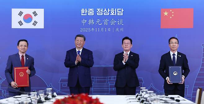 유재성 경찰청장 직무대행(맨 오른쪽)과 다이빙 주한중국대사(맨 왼쪽)가 지난 1일 경북 국립경주박물관에서 이재명 대통령과 시진핑 중국 국가주석(왼쪽 둘째)이 참석한 가운데 ‘보이스피싱·온라인 사기범죄 대응 공조’ 양해각서를 체결하고 있다. 연합뉴스