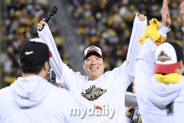 1일 서울 잠실야구장에서 열린 프로야구 LG 트윈스의 2025 한국시리즈 우승 세리머니 팬 감사 행사 '더 리턴 오브 챔피언스'(The Return of Champions)'. 김현수가 미소를 짓고 있다./잠실=한혁승 기자 hanfoto@mydaily.co.kr