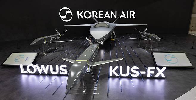 대한항공이 지난달 20일 경기 고양시 킨텍스에서 열린 국제 항공우주 및 방위산업 전시회(ADEX)에서 무인기 3종을 최초 공개했다. 사진은 대한항공 부스에 전시된 저피탐 무인편대기(LOWUS) 시제기와 소형 협동 무인기(KUS-FX) 목업(mock-up·실제 크기 모형) 모습. 대한항공 제공