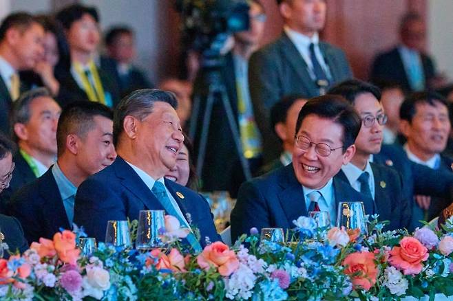 이재명 대통령과 시진핑 중국 국가주석이 10월 31일 경북 경주시 라한셀렉트호텔에서 열린 2025 아시아태평양경제협력체(APEC) 정상회의 환영 만찬에서 대화를 나누고 있다. 2025.11.1 대통령실 제공