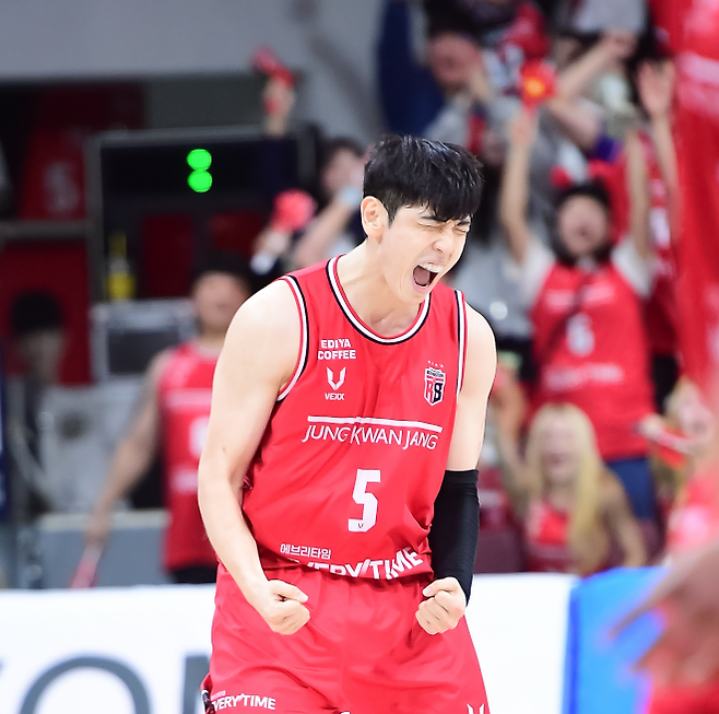 안양 정관장 변준형이 2일 안양 정관장아레나에서 열린 2025~26 프로농구 정규시즌 고양 소노와의 홈 경기에서 동료가 득점한 뒤 기뻐하고 있다. KBL 제공