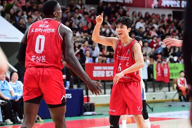안양 정관장 박지훈이 2일 안양 정관장아레나에서 열린 2025~26 프로농구 정규시즌 고양 소노와의 홈 경기에서 조니 오브라이언트와 대화하고 있다. KBL 제공