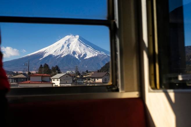 열차 차창 밖으로 보이는 일본 후지산의 모습. 123rf