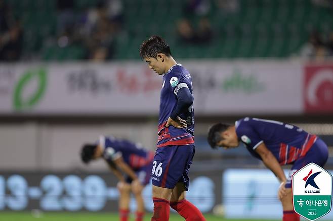 아쉬워하고 있는 충북청주FC 선수들. /사진=한국프로축구연맹 제공