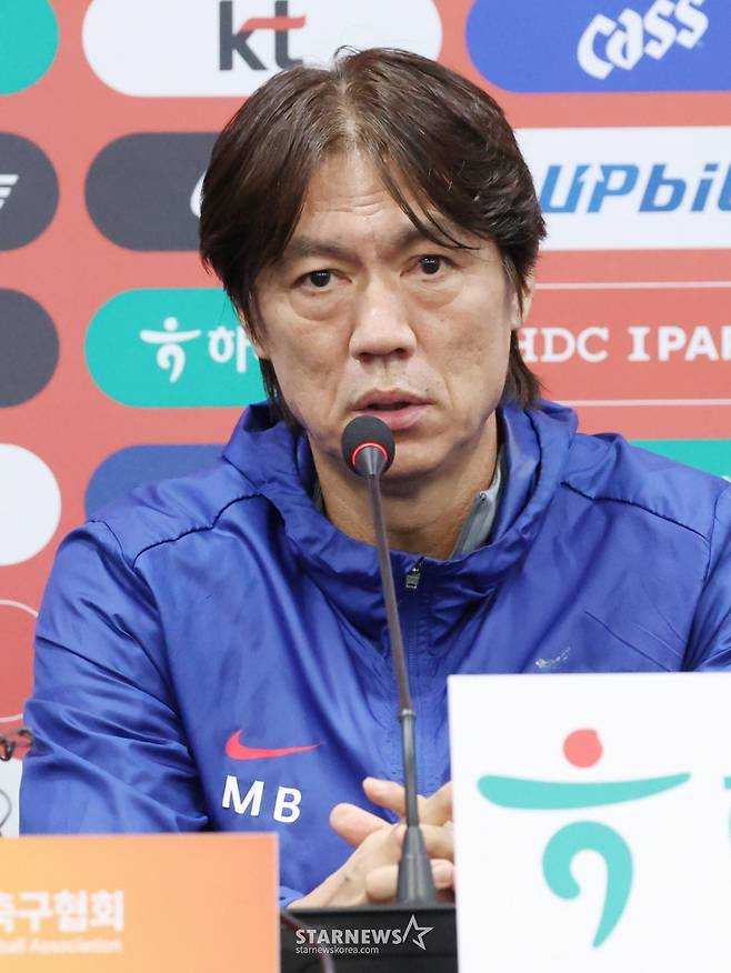 한국 축구대표팀이 9일 브라질과 A매치를 앞두고 서울월드컵경기장에서 최종 훈련에 임했다. 홍명보 감독이 훈련 전 기자회견에서 기자들의 질문에 답하고 있다. /사진=김진경 대기자
