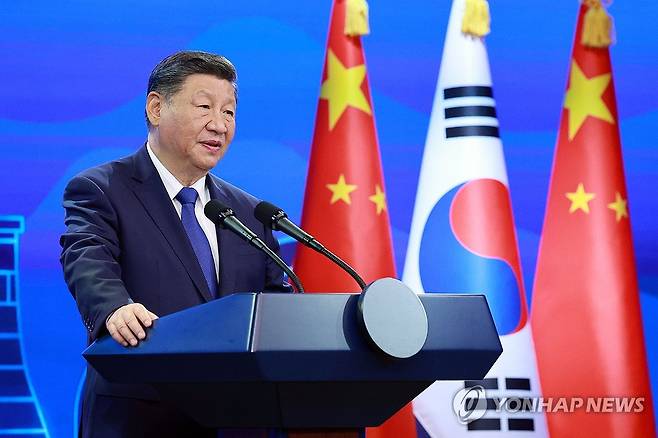 국빈만찬 발언하는 시진핑 중국 국가주석 (경주=연합뉴스) 한상균 기자 = 시진핑 중국 국가주석이 1일 경북 경주 소노캄에서 열린 이재명 대통령 주최 국빈만찬에서 발언하고 있다. 2025.11.1 xyz@yna.co.kr