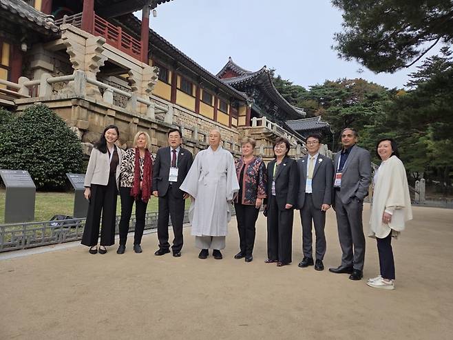 ▲ 크리스탈리나 게오르기에바 국제통화기금(IMF) 총재가 아시아태평양경제협력체(APEC) 정상회의 기간 중 불국사를 방문해 기념사진을 찍고 있다. 경북도 제공.