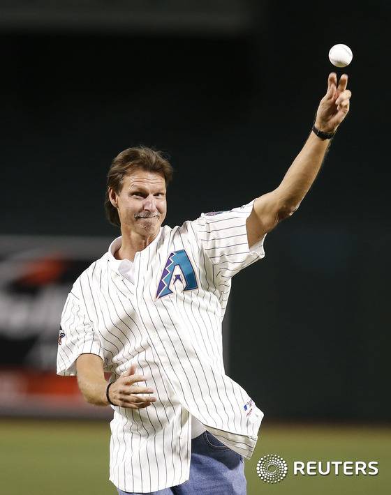 미국 메이저리그 애니조나 다이아몬드백스의 전 투수 랜디 존슨(51)이 12일(현지시간) 애리조나주(州) 피닉스 소재 체이스필드에서 열린 샌프란시스코 자이언츠와의 경기에 앞서 시구를 선보였다. ⓒ 로이터=뉴스1 ⓒ News1 최종일 기자