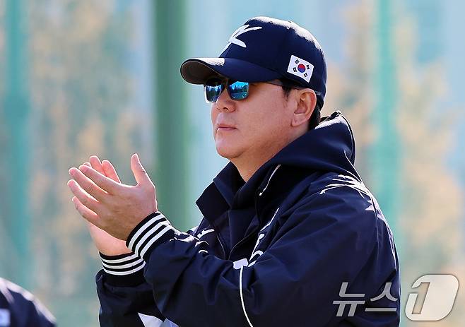 야구 국가대표팀 류지현 감독이 3일 오후 경기 고양시 국가대표 야구훈련장에서 훈련하는 선수들을 격려하고 있다. 대표팀은 오는 8,9일 체코에 이어 15,16일에 일본과의 평가전 경기를 치를 예정이다. 2025.11.3/뉴스1 ⓒ News1 구윤성 기자