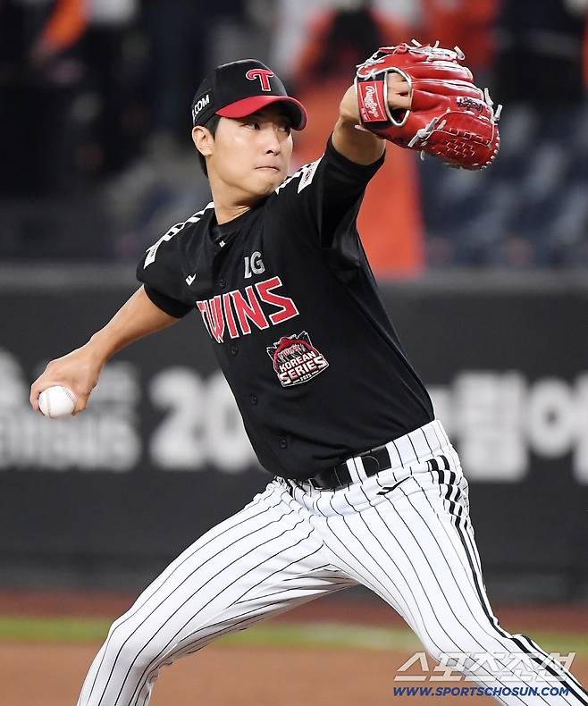 30일 대전 한화생명볼파크에서 열린 LG와 한화의 한국시리즈 4차전. 8회말 등판한 이정용. 대전=정재근 기자 cjg@sportschosun.com/2025.10.30/