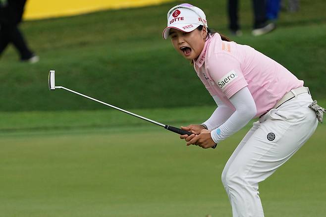 최혜진이 2일 말레이시아 쿠알라룸푸르에서 열린 LPGA 투어 메이뱅크 챔피언십 18번홀 버디 퍼트가 지나가자 아쉬워하는 모습. 이 퍼트가 들어갔으면 생애 첫 우승을 이룰 수 있었다. /AP 연합뉴스