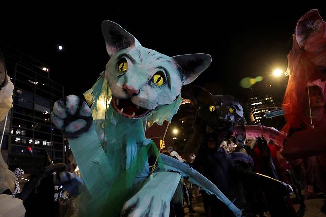 31일 미국 뉴욕 맨해튼에서 열린 그리니치 빌리지 할로윈 퍼레이드에 사람들이 참여하고 있다. /연합뉴스