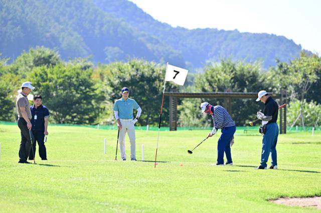 경기 포천 한여울 파크골프장에서 지난 9월 이용자가 파크골프를 치고 있다. 포천시 제공