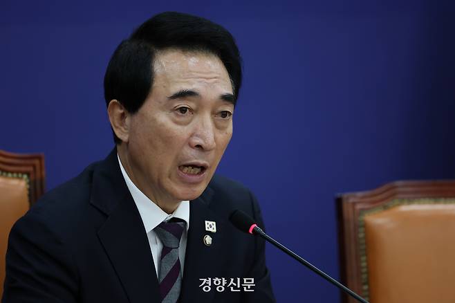 박수현 더불어민주당 수석대변인이 지난 2일 국회에서 열린 기자간담회에서 발언하고 있다. 성동훈 기자