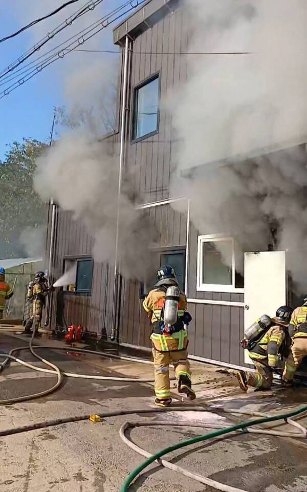 3일 오후 2시18분께 인천 계양구 둑실동 한 건물에서 불이 나 소방대원들이 진화 작업을 하고 있다. 인천소방본부 제공