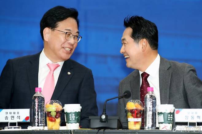 (안동=뉴스1) 공정식 기자 = 장동혁 국민의힘 대표(오른쪽)가 3일 오후 경북 안동시 경북도청에서 열린 대구·경북 지역민생 예산정책협의회에서 송언석 원내대표와 담소를 나누고 있다. 2025.11.3/뉴스1 Copyright (C) 뉴스1. All rights reserved. 무단 전재 및 재배포, AI학습 이용 금지. /사진=(안동=뉴스1) 공정식 기자