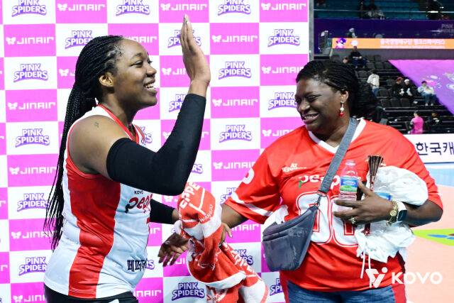 페퍼저축은행 조이와 그의 어머니가 승리의 미소를 짓고 있다./KOVO