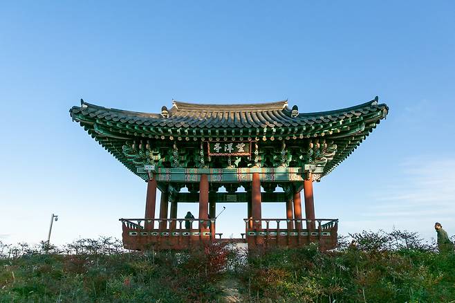 울진 왕피천공원에서 해상케이블카를 타고 가면 관동팔경 망양정을 만난다.